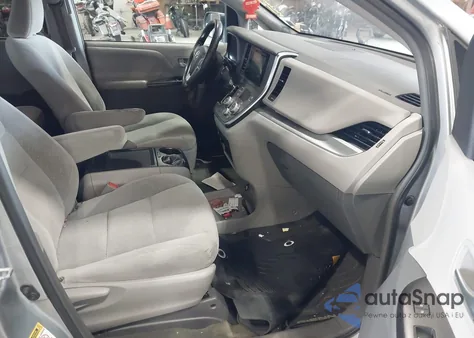 2017 Toyota Sienna Le 8 Passenger z USA, uszkodzony, nr VIN 5TDKZ3DC1HS872569